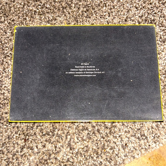 Opened / empty Camacho Connecticut cigar box - Picture 4 of 6